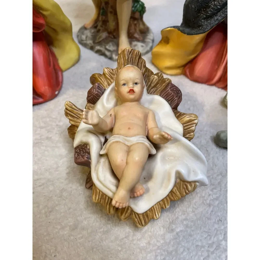 Vintage Grandeur Noel O' Well 5 Piece Nativity Set